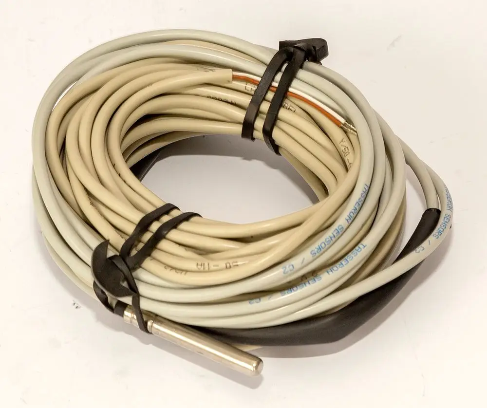 Daikin-Sensorkabel, aufgerollt, mit einem Metallfühler an einem Ende, zur Verwendung mit Wärmespeichern oder Heizsystemen.